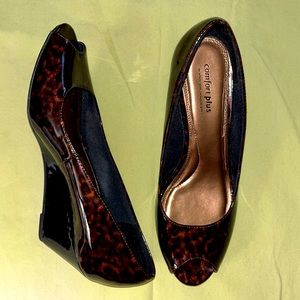 Like New: Size 8 Tortoise patent ‘leather’ wedge heels